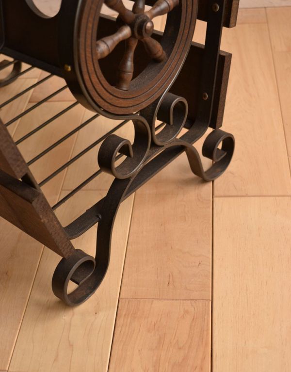アンティーク家具　おしゃれなアンティークの小さな収納家具、アイアンのマガジンラック。しっかりテーブルを支えます。(j-1391-f)