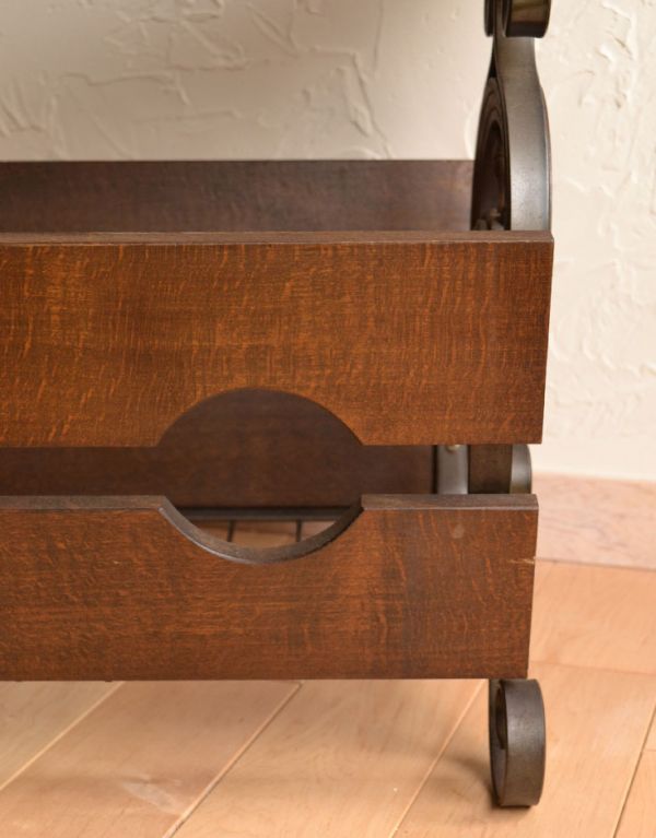 アンティーク家具　おしゃれなアンティークの小さな収納家具、アイアンのマガジンラック。ベッドやソファの横など、どこにでもちょこんと置けるコンパクトサイズで便利です。(j-1391-f)