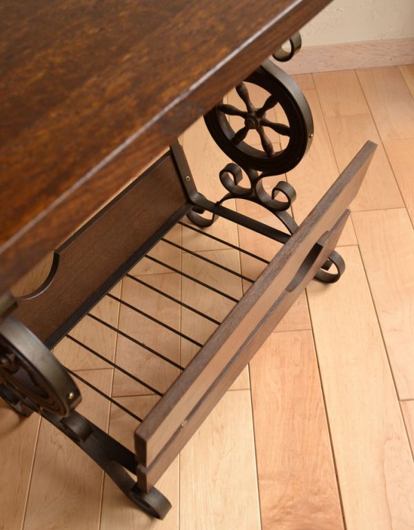 アンティーク家具　おしゃれなアンティークの小さな収納家具、アイアンのマガジンラック。このマガジンラックなら、新聞さえおしゃれに収納できますね。(j-1391-f)