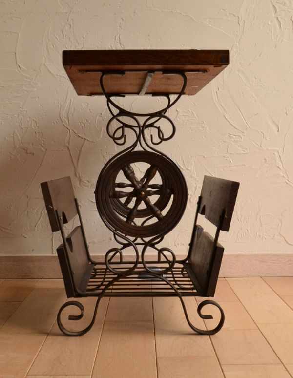 アンティーク家具　おしゃれなアンティークの小さな収納家具、アイアンのマガジンラック。横からみてもお洒落なデザインです。(j-1391-f)