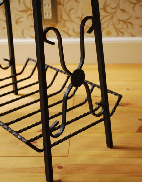 アンティーク家具　アンティークの北欧インテリア、アイアン×ウッドのマガジンラック。細いラインのアイアンデザインは、どこから見てもおしゃれです。(j-1392-f)