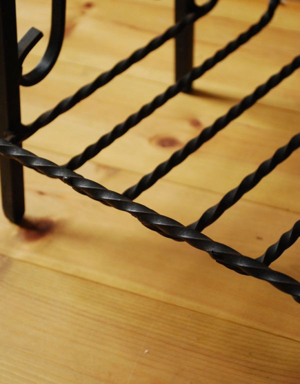 アンティーク家具　アンティークの北欧インテリア、アイアン×ウッドのマガジンラック。綺麗にツイスト加工されています。(j-1392-f)