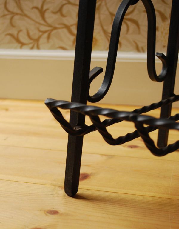 アンティーク家具　アンティークの北欧インテリア、アイアン×ウッドのマガジンラック。しっかりテーブルを支えます。(j-1392-f)