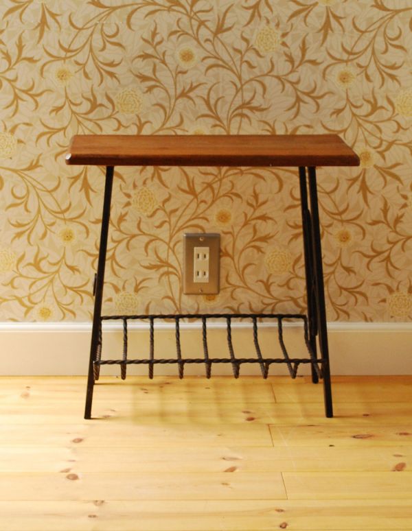 アンティーク家具　アンティークの北欧インテリア、アイアン×ウッドのマガジンラック。ベッドやソファの横など、どこにでもちょこんと置けるコンパクトサイズで便利です。(j-1392-f)