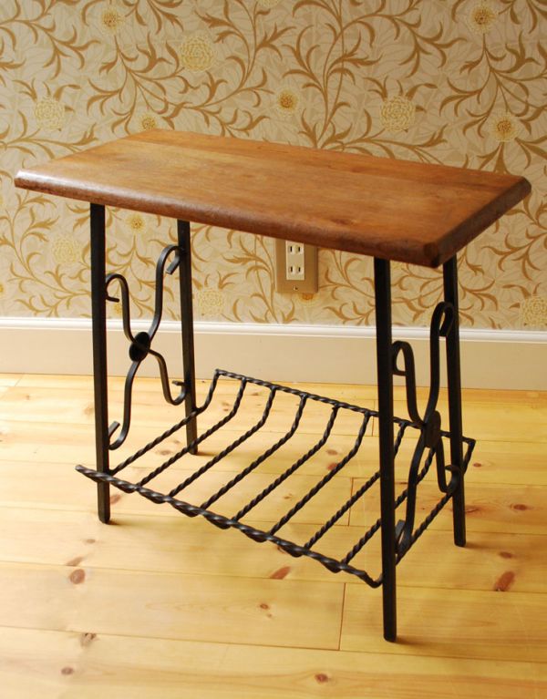 アンティーク家具　アンティークの北欧インテリア、アイアン×ウッドのマガジンラック。このマガジンラックなら、新聞さえおしゃれに収納できますね。(j-1392-f)