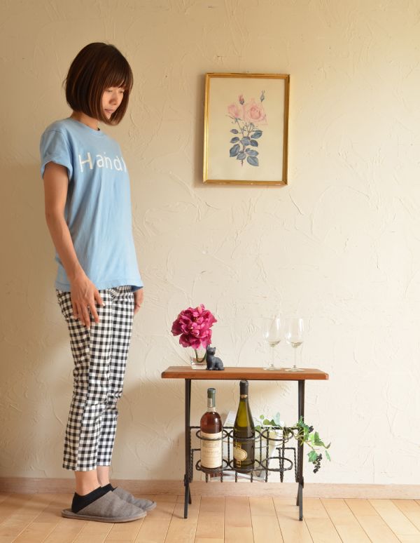 アンティーク家具　カッコいいヴィンテージ家具、イギリスの小さなマガジンラック。ベッドやソファの横など、どこにでもちょこんと置けるコンパクトサイズで便利です。(j-1393-f)