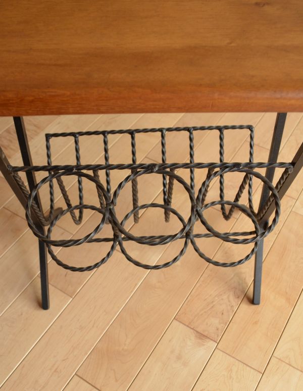 アンティーク家具　カッコいいヴィンテージ家具、イギリスの小さなマガジンラック。このマガジンラックなら、新聞さえかっこよく収納できますね。(j-1393-f)