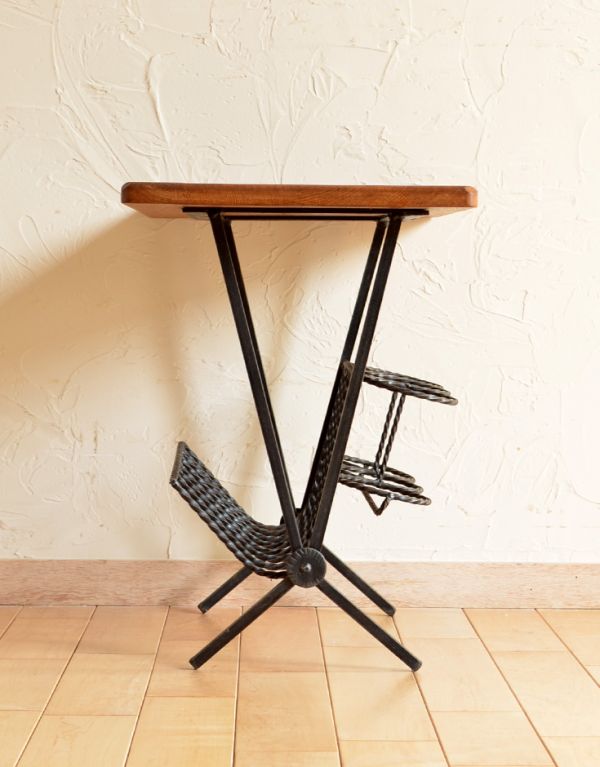 アンティーク家具　カッコいいヴィンテージ家具、イギリスの小さなマガジンラック。横からみても絵になるデザインです。(j-1393-f)