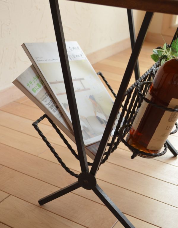 アンティーク家具　カッコいいヴィンテージ家具、イギリスの小さなマガジンラック。細いラインのアイアンデザインは、どこから見てもスッキリとした印象です。(j-1393-f)