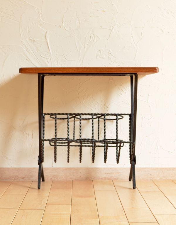 アンティーク家具　カッコいいヴィンテージ家具、イギリスの小さなマガジンラック。専門の職人によってお直ししていますが、アンティークは新品ではありません。(j-1393-f)