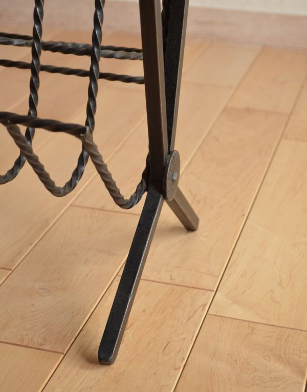 アンティーク家具　カッコいいヴィンテージ家具、イギリスの小さなマガジンラック。しっかりテーブルを支えます。(j-1393-f)