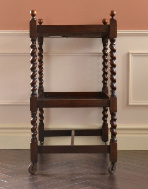 アンティークのワゴン・トローリー　アンティーク家具　イギリスの便利なアンティーク家具、２段タイプのワゴン（トロリー）。しっかり作られていますので、下の台にたくさん物を乗せても大丈夫！。(j-1396-f)