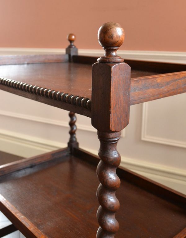 アンティークのワゴン・トローリー　アンティーク家具　イギリスの便利なアンティーク家具、２段タイプのワゴン（トロリー）。隅々まで装飾が美しいデザインです。(j-1396-f)