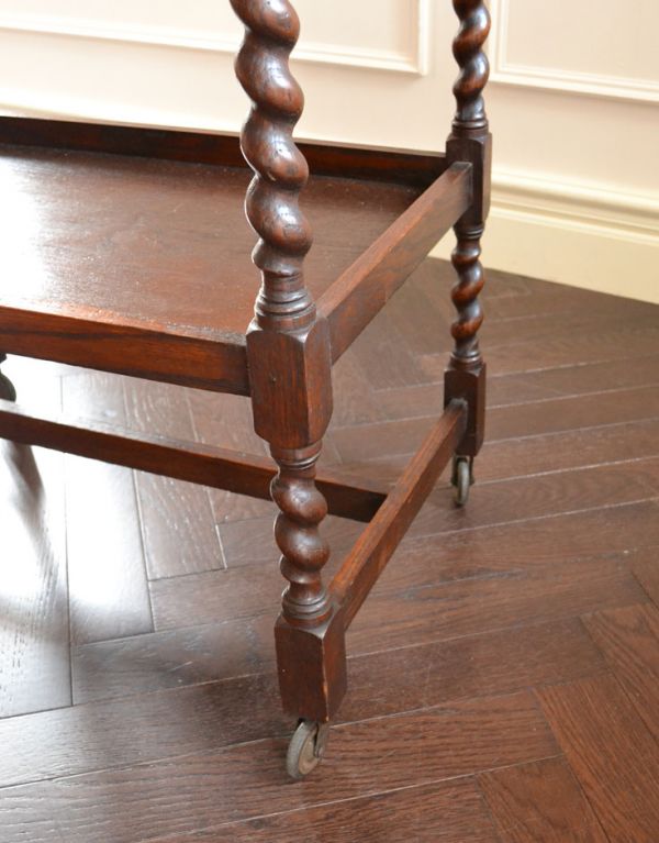 アンティークのワゴン・トローリー　アンティーク家具　イギリスの便利なアンティーク家具、２段タイプのワゴン（トロリー）。きちんと調整したので、新しいものと比べるとスムーズではありませんが、ちゃんと動きます。(j-1396-f)