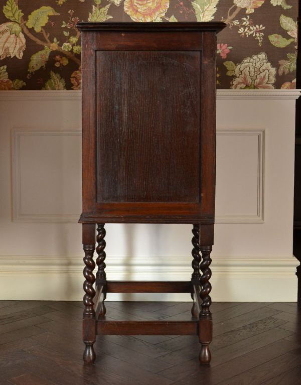 アンティーク家具 高級感あるアンティーク家具、英国のシックなナイトテーブル。サイドから見ても絵になる美しさです。(j-1397-f)