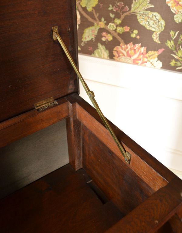 アンティーク家具 高級感あるアンティーク家具、英国のシックなナイトテーブル。フタとキャビネットはチェーンがしっかりと固定されています。(j-1397-f)