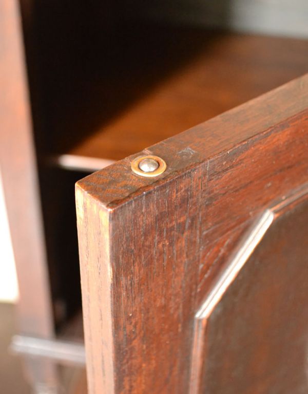 アンティーク家具 高級感あるアンティーク家具、英国のシックなナイトテーブル。扉にはドアキャッチャーが付いています。(j-1397-f)