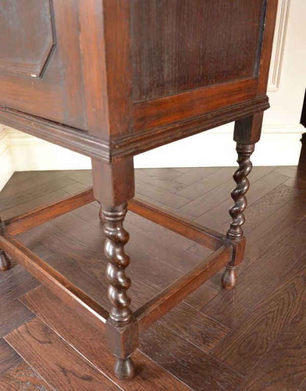 アンティーク家具 高級感あるアンティーク家具、英国のシックなナイトテーブル。きちんと支えます。(j-1397-f)