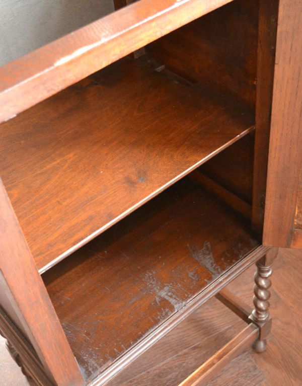 アンティーク家具 高級感あるアンティーク家具、英国のシックなナイトテーブル。大人っぽいカラーで落ち着きがあります。(j-1397-f)