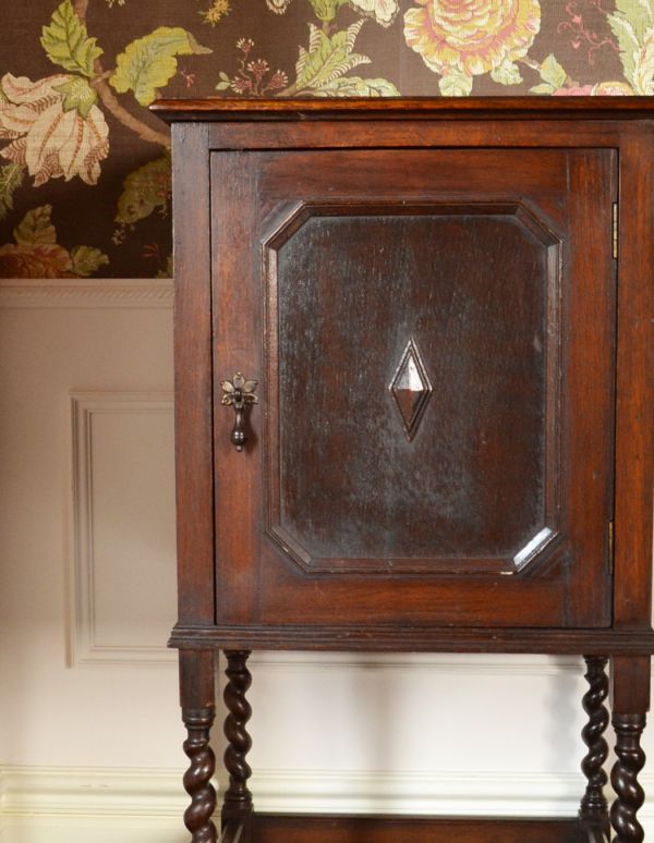 アンティーク家具 高級感あるアンティーク家具、英国のシックなナイトテーブル。小ぶりながらも、しっかりと彫りのデザインが施されています。(j-1397-f)