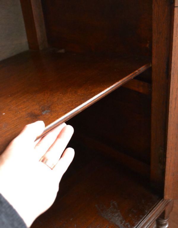 アンティーク家具 高級感あるアンティーク家具、英国のシックなナイトテーブル。棚板は可動式になっています。(j-1397-f)