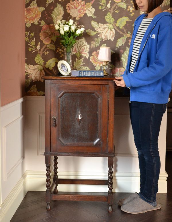 アンティーク家具 高級感あるアンティーク家具、英国のシックなナイトテーブル。小さいながらも隅々までこだわっています。(j-1397-f)