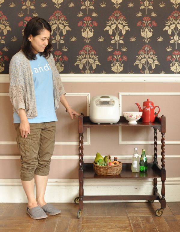 アンティーク家具 イギリスの便利なアンティーク家具、2段タイプのワゴン(トロリー) 。とっても優雅な雰囲気にうっとりしてしまいます。(j-1398-f)