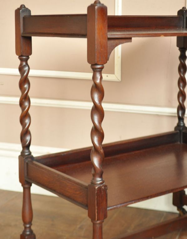 アンティーク家具 イギリスの便利なアンティーク家具、2段タイプのワゴン(トロリー) 。水が流れていくような、とってもキレイなツイストです。(j-1398-f)