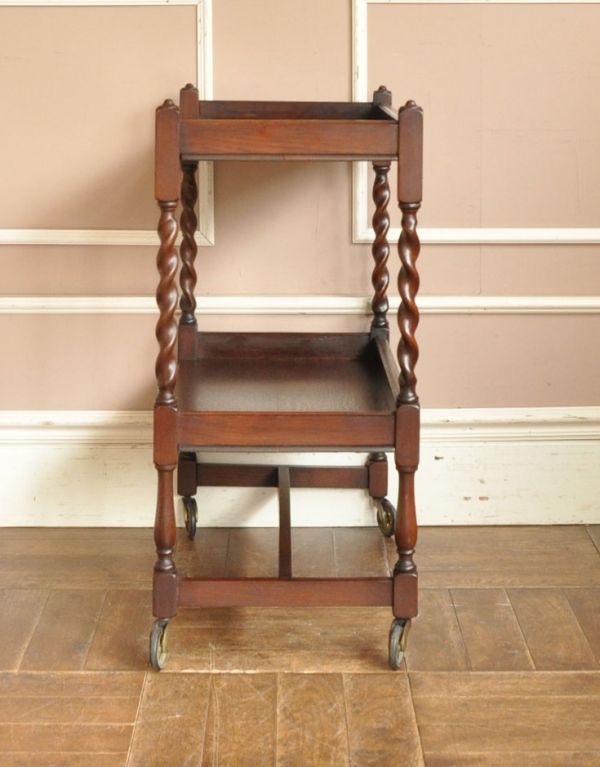 アンティーク家具 イギリスの便利なアンティーク家具、2段タイプのワゴン(トロリー) 。しっかり作られていますので、下の台にたくさん物を乗せても大丈夫!。(j-1398-f)