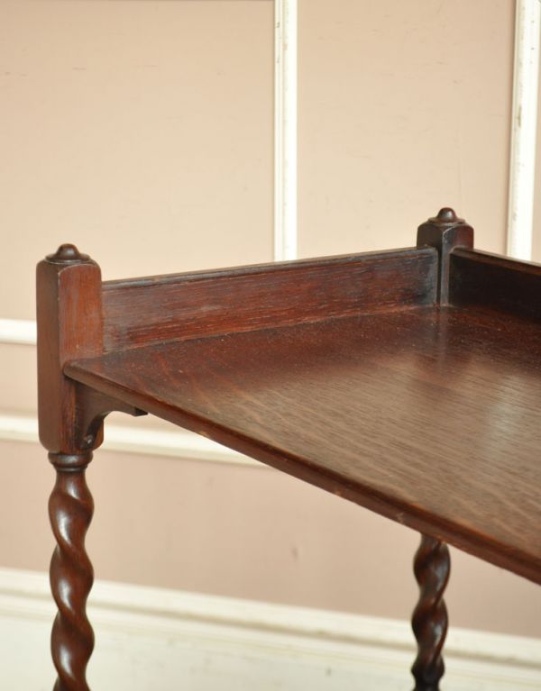 アンティーク家具 イギリスの便利なアンティーク家具、2段タイプのワゴン(トロリー) 。濃い茶色でどことなく高級感も感じられます。(j-1398-f)