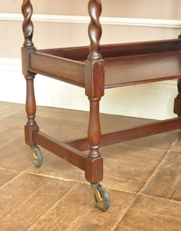 アンティーク家具 イギリスの便利なアンティーク家具、2段タイプのワゴン(トロリー) 。きちんと調整したので、新しいものと比べるとスムーズではありませんが、ちゃんと動きます。(j-1398-f)