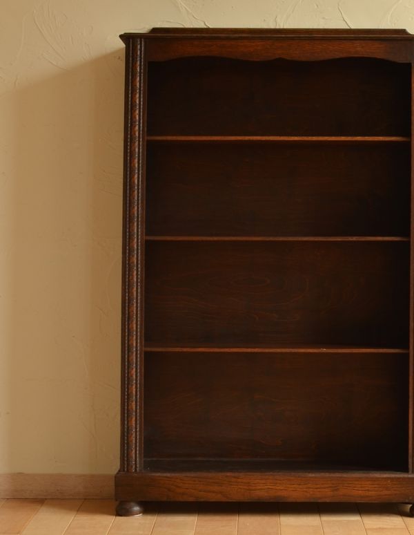 オープンシェルフ・オープンラック アンティーク家具 英国スタイルのアンティーク家具、オープン棚のブックシェルフ(本棚)。棚板でしっかり仕切られているので整理整頓しやすいですよ。(j-1399-f)