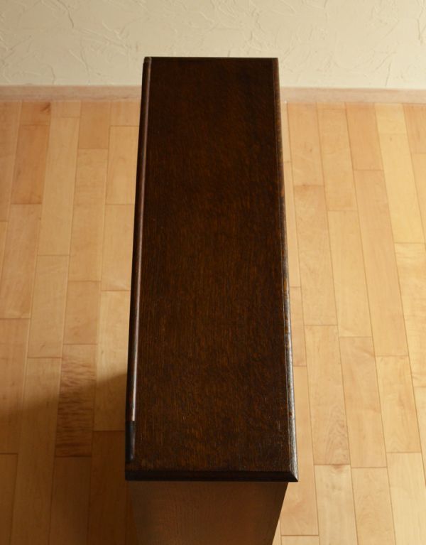 オープンシェルフ・オープンラック アンティーク家具 英国スタイルのアンティーク家具、オープン棚のブックシェルフ(本棚)。天板もピカピカにお直ししました。(j-1399-f)