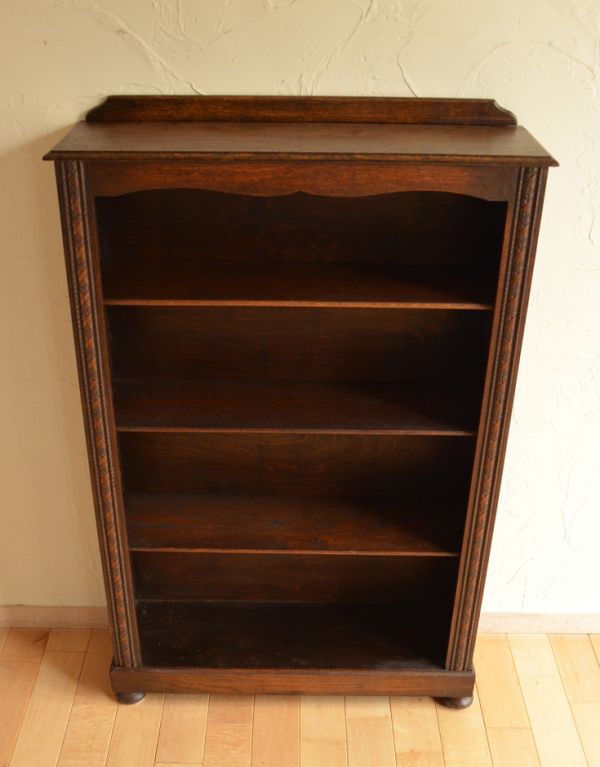 オープンシェルフ・オープンラック アンティーク家具 英国スタイルのアンティーク家具、オープン棚のブックシェルフ(本棚)。食器や写真立て、本やDVDなどなど、たくさん飾ればディスプレイの幅が広がります!見せたくないものは下の扉の奥にしまいましょう。(j-1399-f)