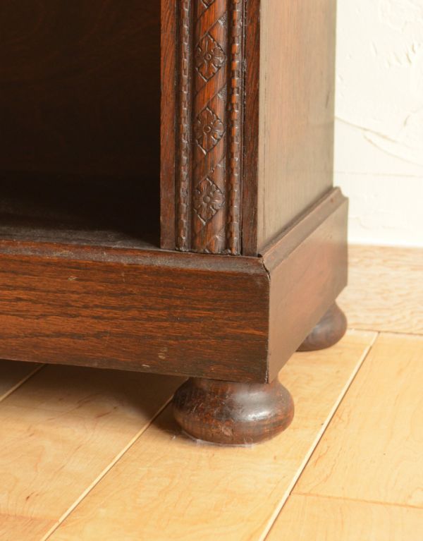 オープンシェルフ・オープンラック アンティーク家具 英国スタイルのアンティーク家具、オープン棚のブックシェルフ(本棚)。安定感のある脚がしっかり支えます。(j-1399-f)