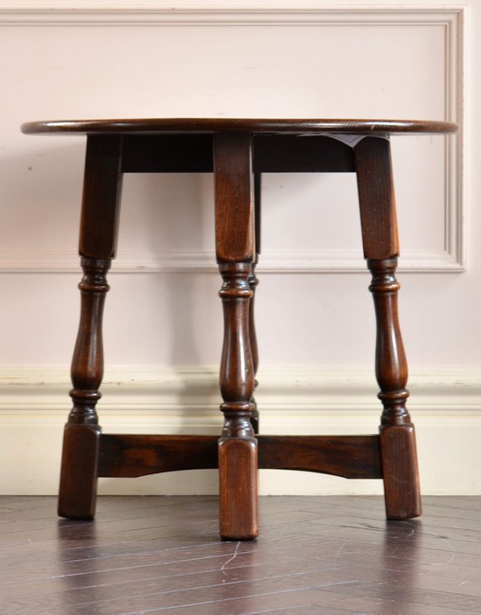 ロイドテーブル　アンティーク家具　英国スタイルのアンティーク家具、コンパクトなオケージョナルテーブル。きちんとメンテナンスしていますので、届いたその日からお使いいただけます。(j-1400-f-1)