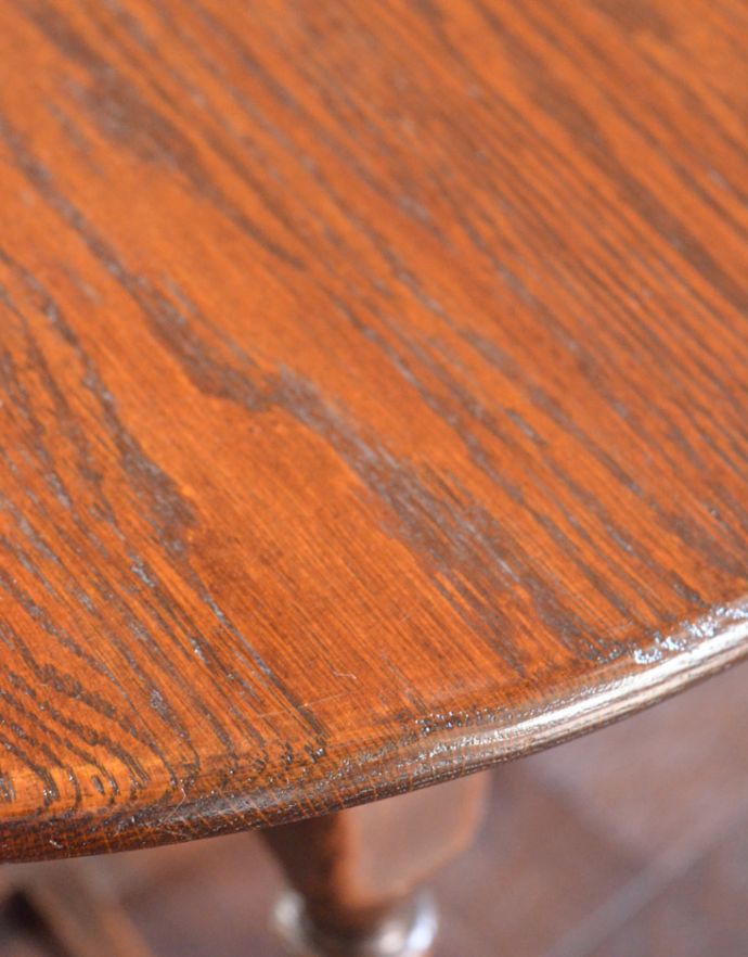 ロイドテーブル　アンティーク家具　英国スタイルのアンティーク家具、コンパクトなオケージョナルテーブル。美しい木目の天板です。(j-1400-f-1)