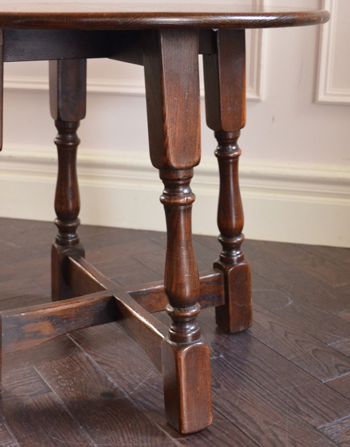 ロイドテーブル　アンティーク家具　英国スタイルのアンティーク家具、コンパクトなオケージョナルテーブル。脚には美しい装飾があります！しっかりテーブルを支えます。(j-1400-f-1)