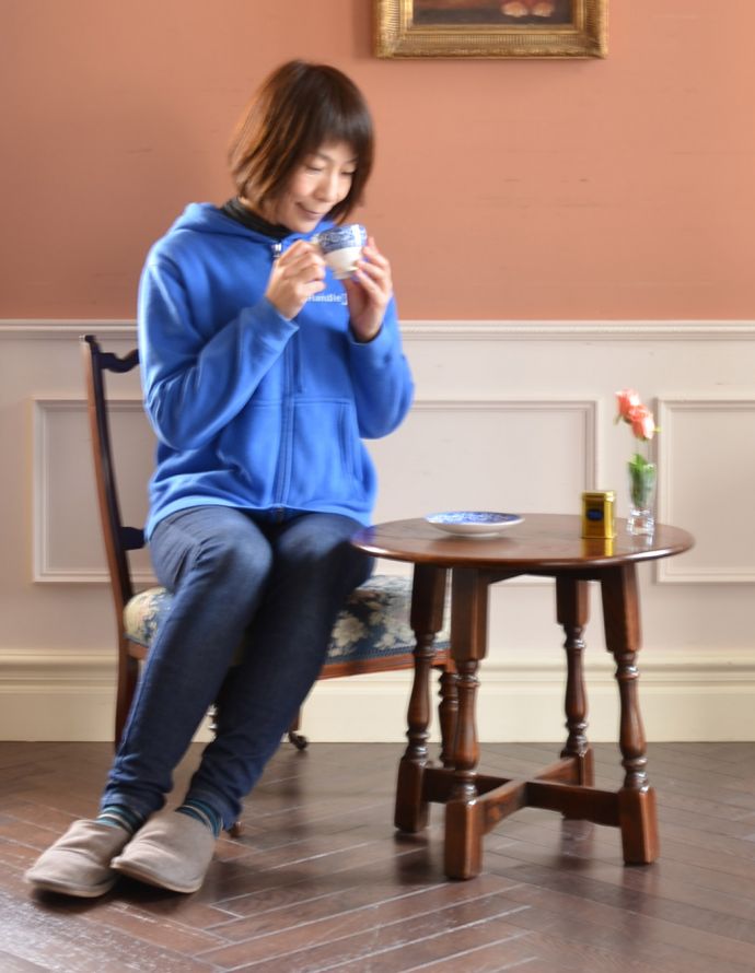 ロイドテーブル　アンティーク家具　英国スタイルのアンティーク家具、コンパクトなオケージョナルテーブル。玄関で花器を飾ったり、ソファの前に持ってくれば、ちょうどいいサイドテーブルに。(j-1400-f-1)