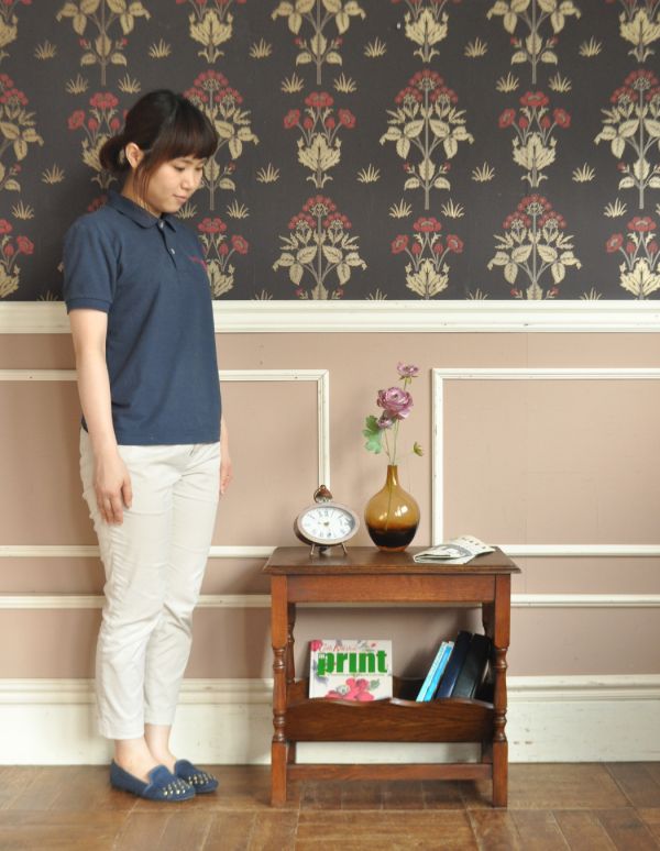 マガジンラック　アンティーク家具　イギリスの小さなアンティーク家具、新聞を入れる木製のマガジンラック。ベッドやソファの横など、どこにでもちょこんと置けるコンパクトサイズで便利です。(j-1401-f)