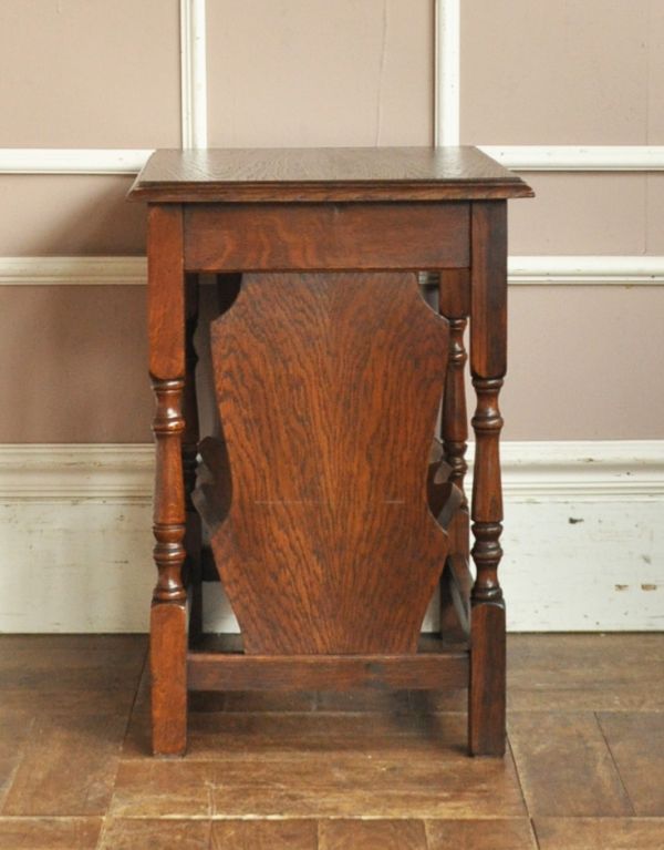 マガジンラック　アンティーク家具　イギリスの小さなアンティーク家具、新聞を入れる木製のマガジンラック。サイドのデザインもとっても美しいです。(j-1401-f)