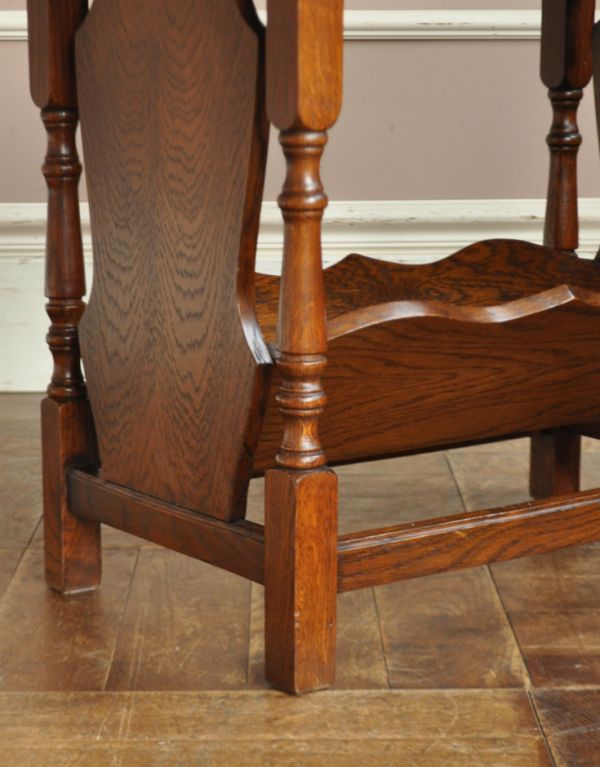 マガジンラック　アンティーク家具　イギリスの小さなアンティーク家具、新聞を入れる木製のマガジンラック。しっかりメンテナンスしてありますのでご安心ください。(j-1401-f)