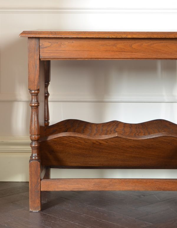 アンティーク家具 初めてのアンティーク家具に、雑誌や新聞を入れる木製のマガジンラック。ベッドやソファの横など、どこにでもちょこんと置けるコンパクトサイズで便利です。(j-1402-f)