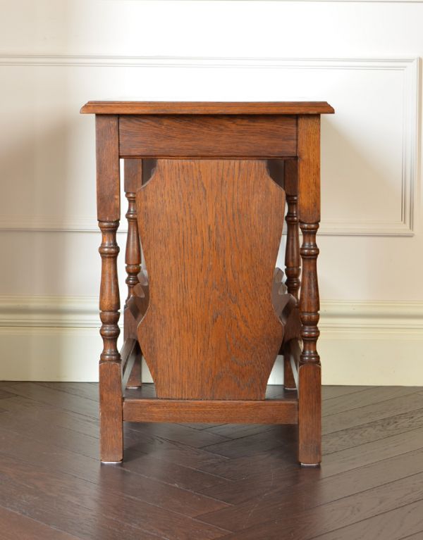 アンティーク家具 初めてのアンティーク家具に、雑誌や新聞を入れる木製のマガジンラック。サイドのデザインもとっても美しいです。(j-1402-f)