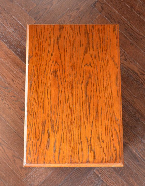 アンティーク家具 初めてのアンティーク家具に、雑誌や新聞を入れる木製のマガジンラック。長方形の天板で、使い勝手がいいですよ。(j-1402-f)