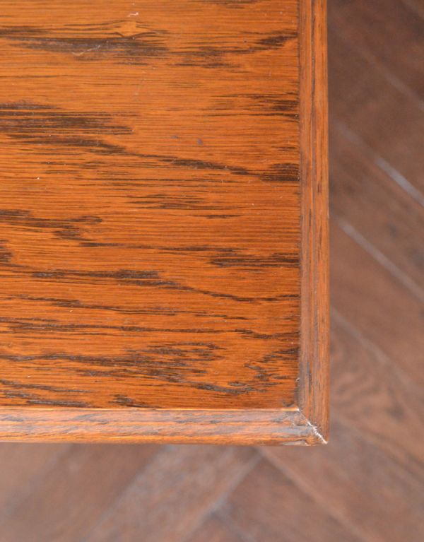 アンティーク家具 初めてのアンティーク家具に、雑誌や新聞を入れる木製のマガジンラック。縁にもカッティングが入っています。(j-1402-f)