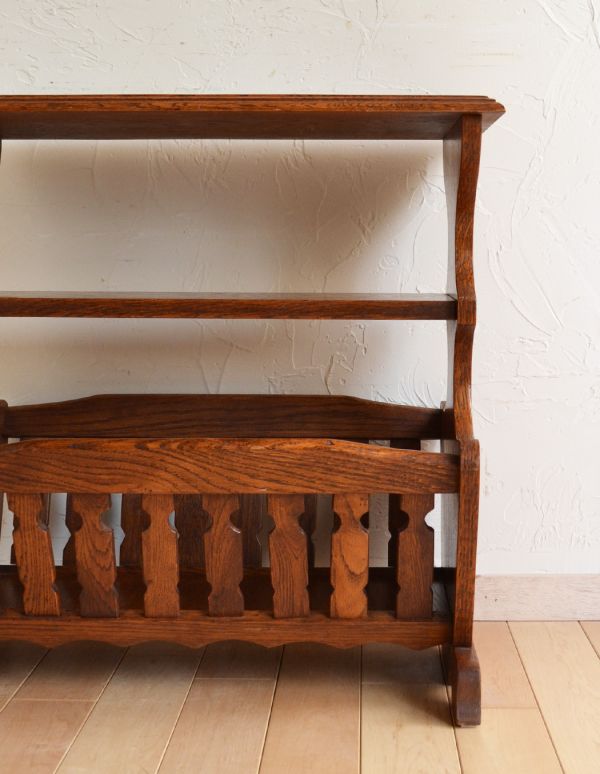 アンティーク家具　英国のアンティーク家具、天板や棚に物が飾れる木製のマガジンラック。ベッドやソファの横など、どこにでもちょこんと置けるコンパクトサイズで便利です。(j-1403-f)