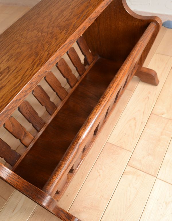 英国のアンティーク家具、天板や棚に物が飾れる木製のマガジンラック(j