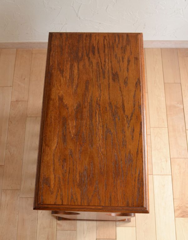 アンティーク家具　英国のアンティーク家具、天板や棚に物が飾れる木製のマガジンラック。長方形の天板で、使い勝手がいいですよ。(j-1403-f)