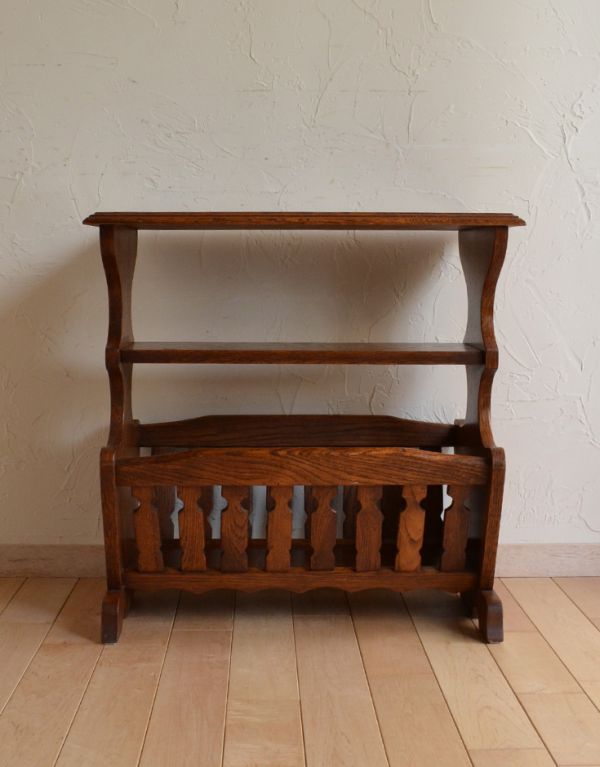 アンティーク家具　英国のアンティーク家具、天板や棚に物が飾れる木製のマガジンラック。専門の職人によってお直ししていますが、アンティークは新品ではありません。(j-1403-f)